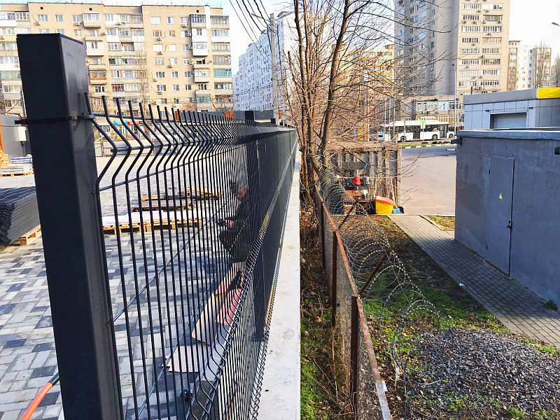 Уличное металлическое ограждение